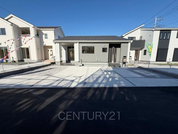 太田第14下田島町 3号棟の前面道路含む現地写真|並列駐車可能な駐車場スペースです。