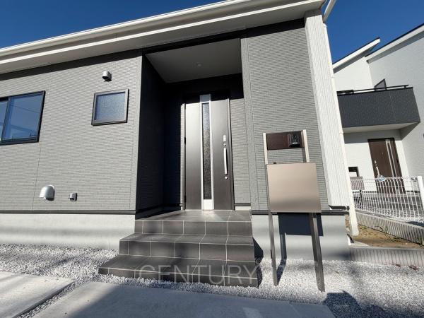 太田第14下田島町 3号棟の玄関|スマートキー付きの玄関。
鍵を探すことなくドアの開閉が可能です。
郵便物を守る鍵付きポストです。
インターホンは録画機能付きで防犯面に優れます。