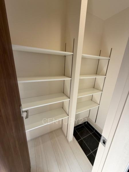 太田第14下田島町 3号棟の玄関|高さ調整可能な棚付きで、沢山の収納が可能です。