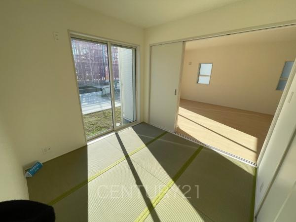 太田第14下田島町 2号棟の和室|和室はLDKと続き間で開放感があります。
引き戸で簡単に仕切れますので状況に合わせた使い方ができます。