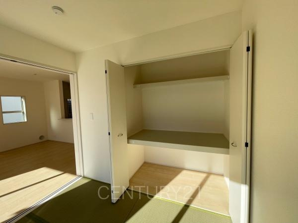 太田第14下田島町 2号棟の収納|和室の収納はお布団も収納し易い仕切り棚付きです。