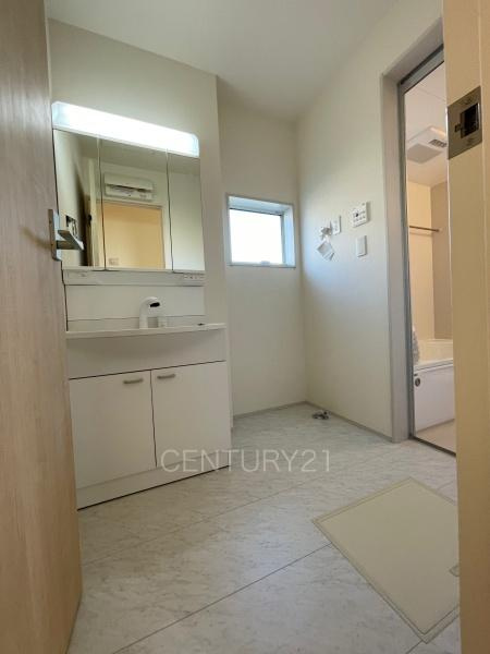 太田第14下田島町 2号棟の独立洗面台|三面鏡付きの洗面台には鏡の裏に収納があり、すっきり片付けられます。
洗髪も可能な伸縮機能つきシャワーヘッドです。