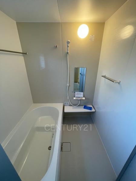 太田第14下田島町 2号棟の浴室|ゆったりと寛げる大型バスタブ。
足を伸ばしたまま入浴可能です。
浴室乾燥機付きで天候が悪い日でも洗濯をして衣類を乾燥させることができます。