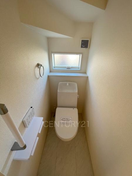 太田第14下田島町 2号棟のトイレ|１階トレイです。
温水シャワー洗浄機能付きです。
手摺り付きです。