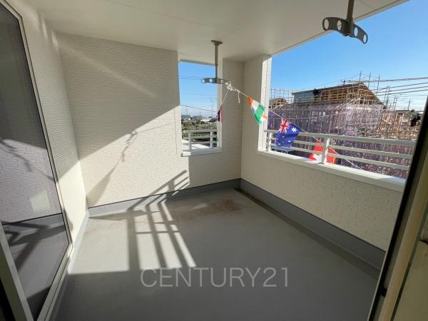 太田第14下田島町 2号棟のバルコニー|天井付きバルコニーは急な雨にも安心。
干した洗濯物や布団が外壁に干渉しづらい、天井吊り下げ式の物干し金具付き。