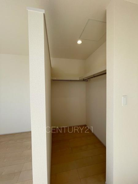 太田第14下田島町 2号棟の収納|ハンガーパイプ付きクローゼットです。