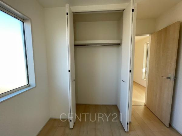 太田第14下田島町 2号棟の収納|ハンガーパイプ付きクローゼットです。