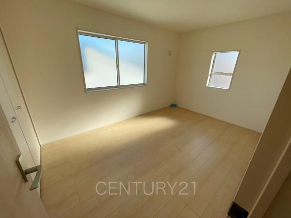 太田第14下田島町 2号棟の洋室|２面採光の明るい洋室です。