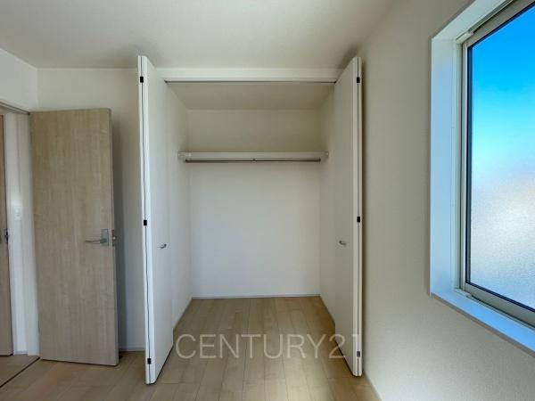 太田第14下田島町 2号棟の収納|ハンガーパイプ付きクローゼットです。