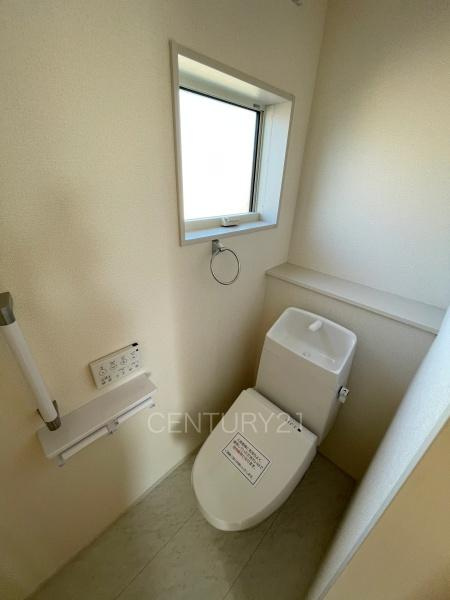 太田第14下田島町 2号棟のトイレ|２階トイレです。
温水シャワー洗浄機能付き。
手摺り付きです。