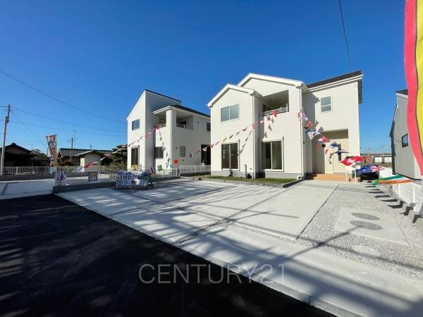 太田第14下田島町 2号棟の前面道路含む現地写真|並列駐車可能な駐車場スペースです。