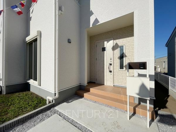 太田第14下田島町 2号棟の玄関|スマートキー付きの玄関。
鍵を探すことなくドアの開閉が可能です。
郵便物を守る鍵付きポストです。
インターホンは録画機能付きで防犯面に優れます。