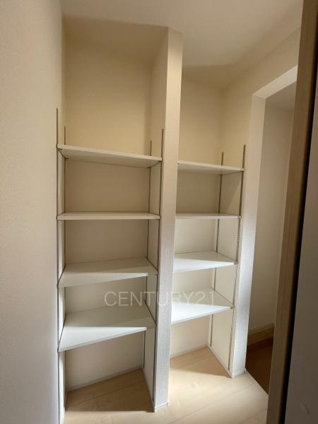 太田第14下田島町 2号棟の玄関|高さ調整可能な棚付きで、沢山の収納が可能です。