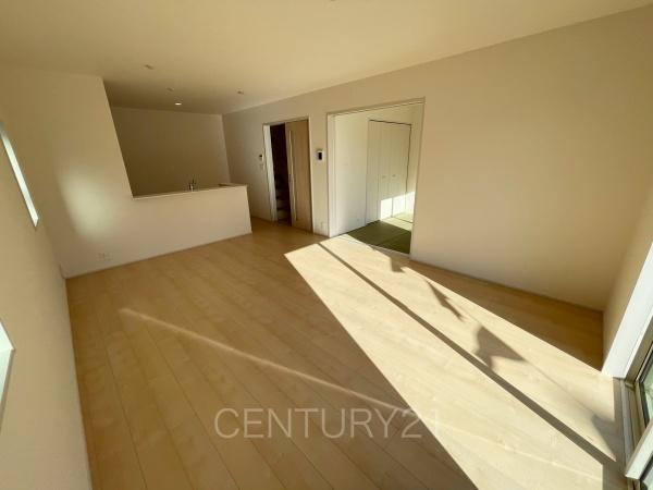 太田第14下田島町 2号棟の居間・リビング|大きいソファーがおける広々リビング