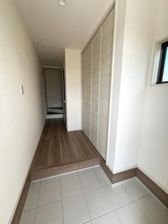 リーブルガーデン萱野 ３号棟 ／新築一戸建の玄関|■現地撮影写真■すっきりとした明るい玄関が家族やお客様を迎えてくれます！