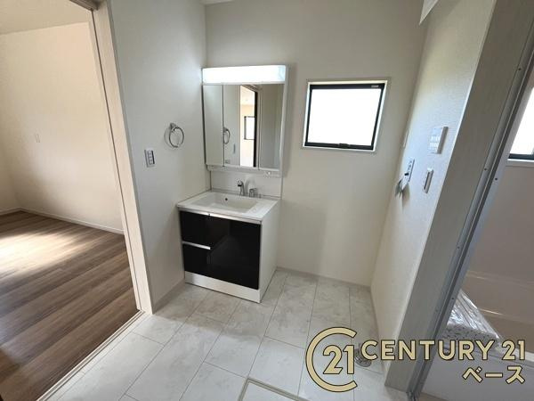 リーブルガーデン萱野 ３号棟 ／新築一戸建の独立洗面台|■現地撮影写真■三面鏡タイプのミラーキャビネット！収納スペースも豊富です！