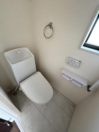 リーブルガーデン萱野 ３号棟 ／新築一戸建のトイレ|■現地撮影写真■フチなし＆トルネード洗浄でお掃除も楽らく！ウォシュレット付きです！
