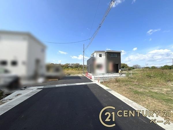 リーブルガーデン萱野 ３号棟 ／新築一戸建の前面道路含む現地写真|■現地撮影写真■前面道路の幅員は約６ｍとお車の出し入れもラクラク！