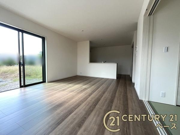 リーブルガーデン萱野 ３号棟 ／新築一戸建の居間・リビング|■現地撮影写真■家計と環境に優しい！一部窓には断熱性・保温性に優れたペアガラスを使用しています！