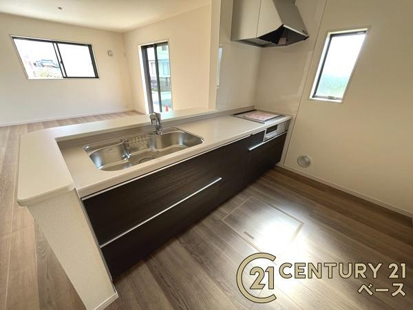 リーブルガーデン萱野 ３号棟 ／新築一戸建のキッチン|■現地撮影写真■家族とのコミュニケーションがとりやすい人気のカウンターキッチン！