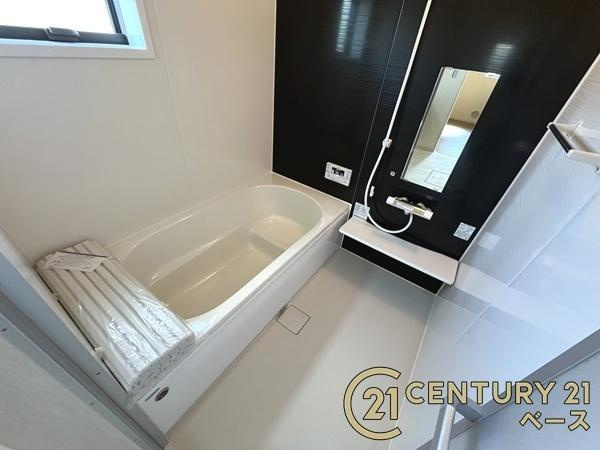 リーブルガーデン萱野 ３号棟 ／新築一戸建の浴室|■現地撮影写真■ゆったりしたサイズの浴室！足を伸ばしての入浴は疲れも癒してくれます！