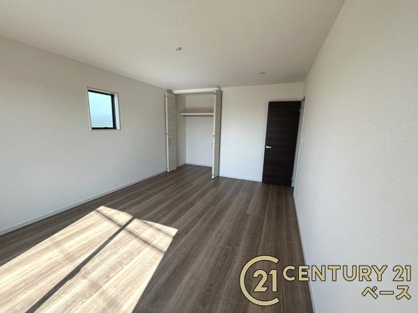 リーブルガーデン萱野 ３号棟 ／新築一戸建の洋室|■現地撮影写真■２面採光で明るい洋室です！