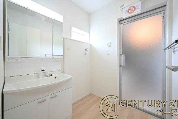 クレイドルガーデン杏町 １号棟 ／新築一戸建の独立洗面台|■現地撮影写真■三面鏡タイプのミラーキャビネット！収納スペースも豊富です！