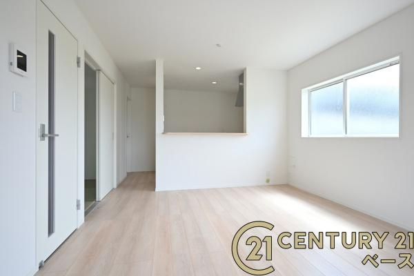 クレイドルガーデン杏町 １号棟 ／新築一戸建の居間・リビング|■現地撮影写真■窓ガラスは気密性を高めるペアガラスを採用！結露防止にも効果的です！