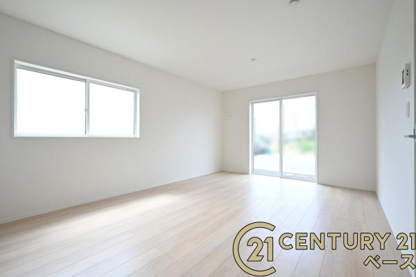 クレイドルガーデン杏町 １号棟 ／新築一戸建の居間・リビング|■現地撮影写真■ご家族でくつろいでいただける約１６帖の広々としたリビング！