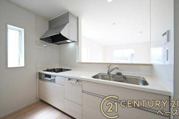 クレイドルガーデン杏町 １号棟 ／新築一戸建のキッチン|■現地撮影写真■広々キッチンで快適にお料理！便利な収納スペースも完備！