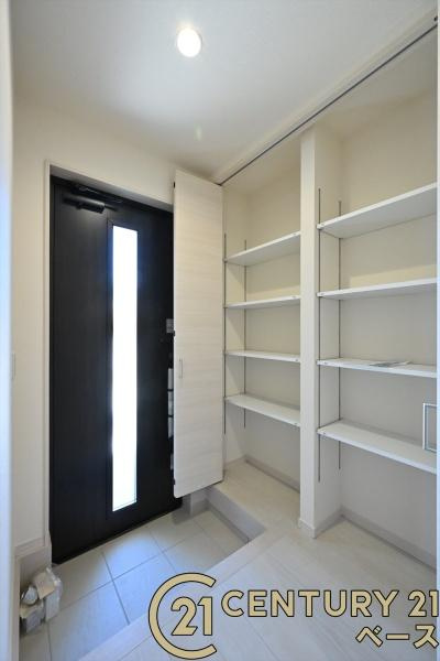 リーブルガーデン田井庄町 １号棟 ／新築一戸建の玄関|■現地撮影写真■玄関には便利な収納スペースを完備！