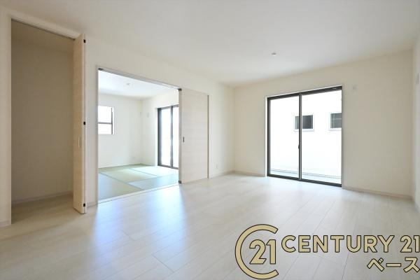 リーブルガーデン田井庄町 １号棟 ／新築一戸建の居間・リビング|■現地撮影写真■大きな窓から柔らかい光が射し込みます！