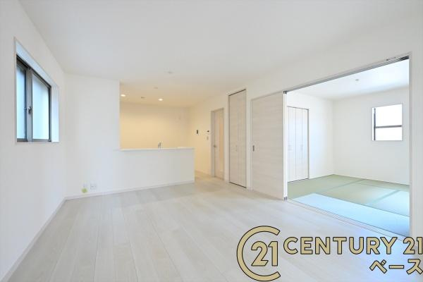 リーブルガーデン田井庄町 １号棟 ／新築一戸建の居間・リビング|■現地撮影写真■ご家族でくつろいでいただける広々したＬＤＫは約１６帖！