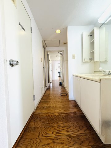 パークタウン五領第6団地5階の脱衣所|東側から西側への脱衣場兼廊下（鉄扉で分離も可能）