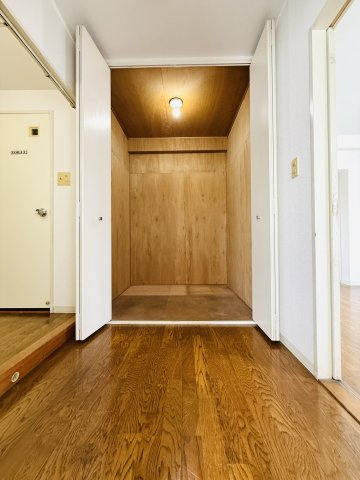 パークタウン五領第6団地5階の収納|西側の大きな収納