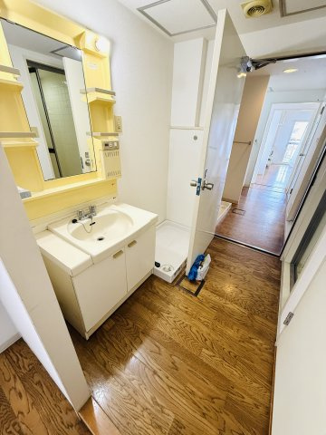 パークタウン五領第6団地5階の独立洗面台|西側洗面室