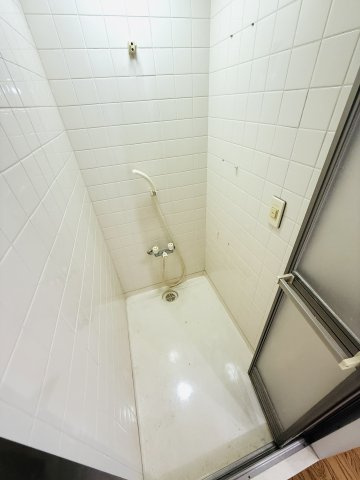 パークタウン五領第6団地5階の浴室|西側はシャワー室