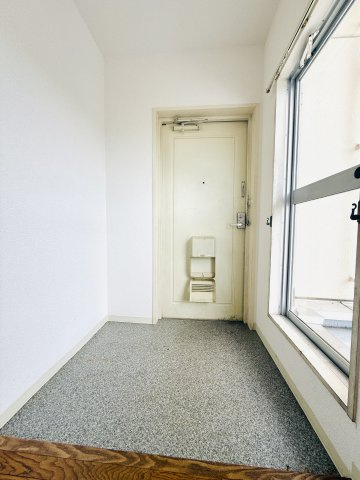パークタウン五領第6団地5階の玄関|東側玄関
大きな窓があり明るい玄関です。
また、三和土部分が広く大きめのシューズボックス等、お好みの収納も置けます。