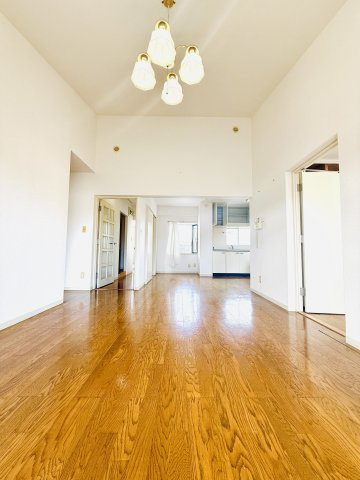 パークタウン五領第6団地5階の居間・リビング|東側リビング