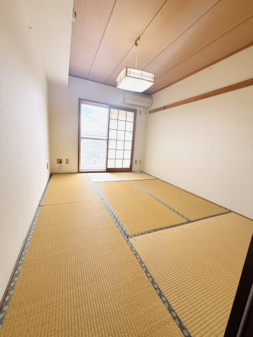 パークタウン五領第6団地5階の和室|東側和室
約６帖の綺麗な和室です