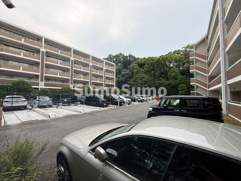 住吉山手コモンズC棟の駐車場