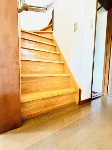 東松山市東平　中古戸建の内装|階段