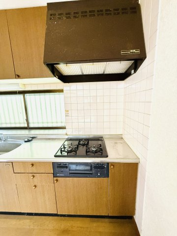 東松山市東平　中古戸建のキッチン|コンロ・レンジフード