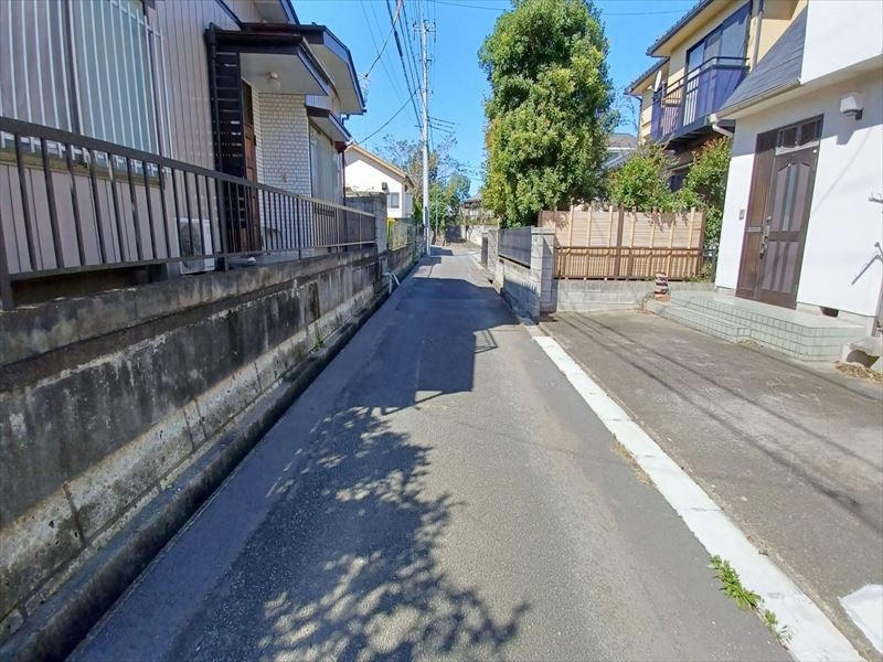 東松山市東平　中古戸建の前面道路含む現地写真