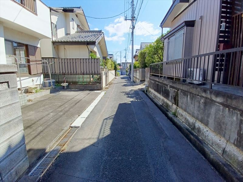 東松山市東平　中古戸建の前面道路含む現地写真