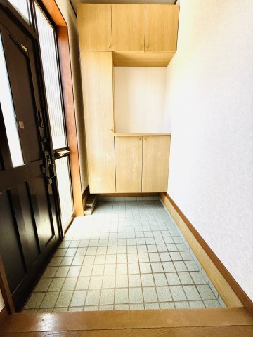 東松山市東平　中古戸建の玄関