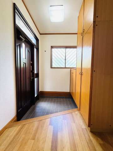 東松山市松山町1丁目　中古戸建の玄関