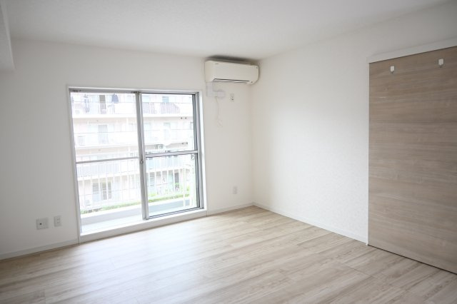 パークタウン五領第6団地7号棟の洋室|北西側洋室