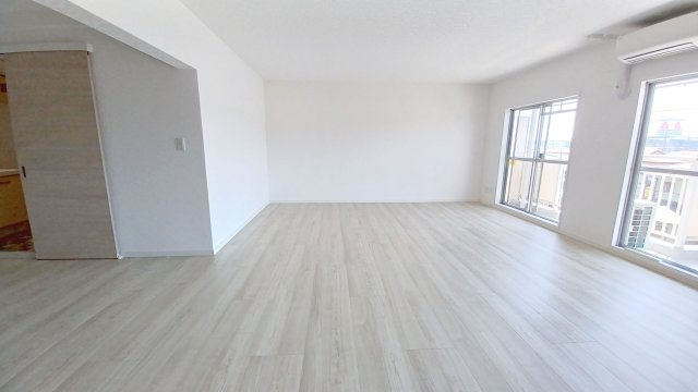 パークタウン五領第6団地7号棟の居間・リビング