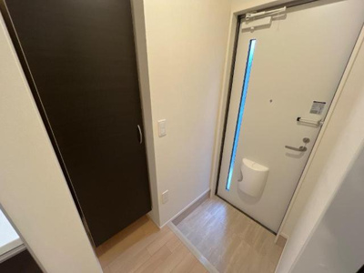 【玄関】 | （仮称）スターテラスⅡ古志原 | 建具色・床材が異なります（イメージ）